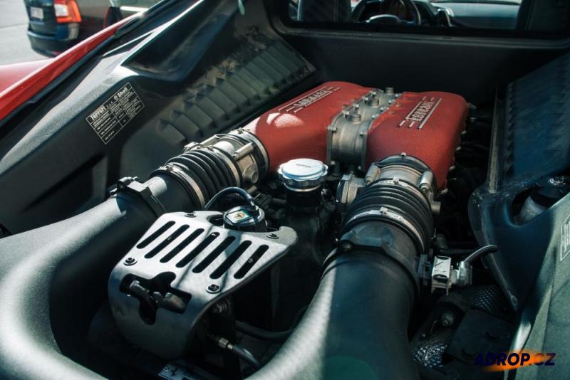 Motor Ferrari 458 Italia připravený k jízdě