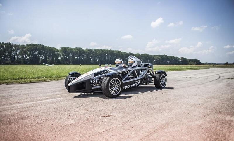 Jízda na letišti v ariel atom v obci Kámen