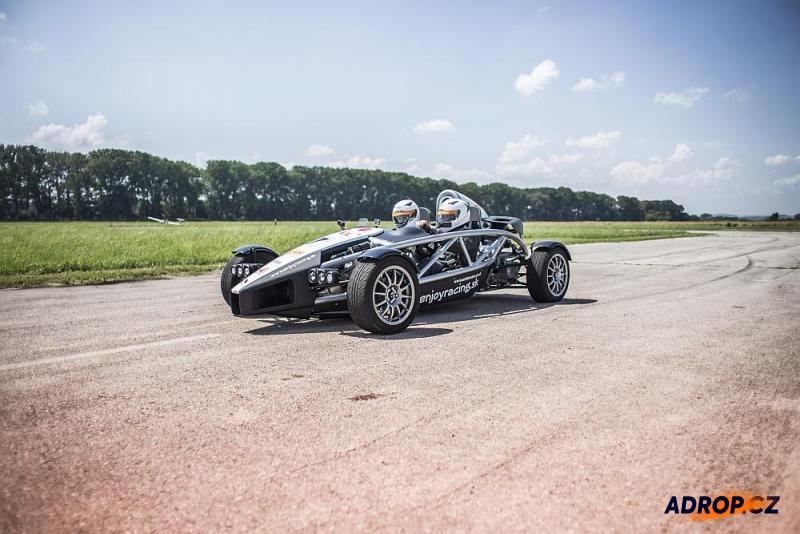 Jízda na letišti v ariel atom v obci Kámen