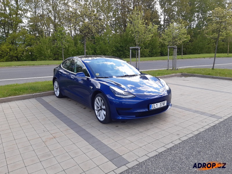Zážitková jízda v modrém elektromobilu Tesla model 3
