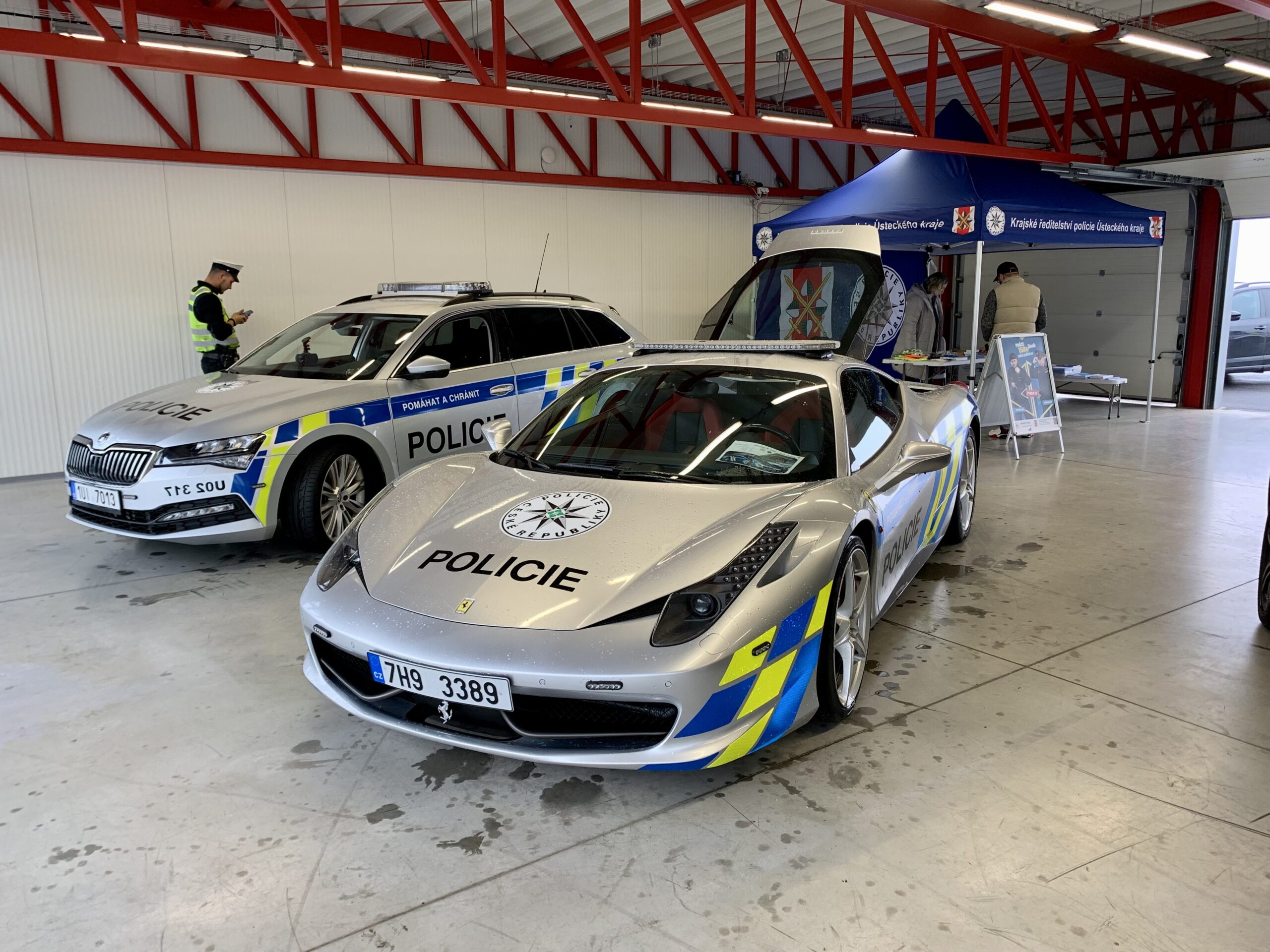 Auta Policie ČR - Superb a Ferrari