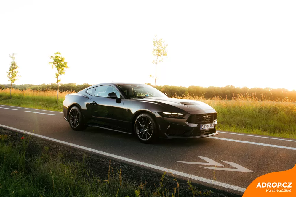 Jízda v Mustangu Dark Horse